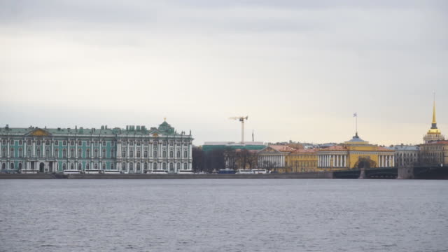 Museo-del-Hermitage,-antigua-bolsa-de-San-Petersburgo-y-columnas-rostrales-de-la-escupida-de-la-Isla-Vasilievsky.