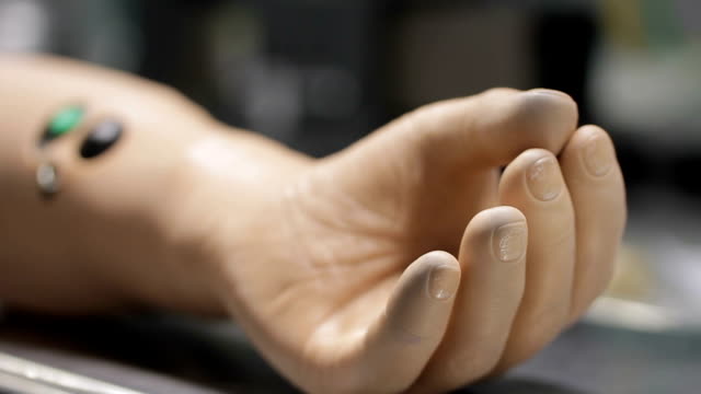 Nahaufnahme-eines-bionischen-Hand-Eisstockschießen-Fingern-auf-den-Tisch