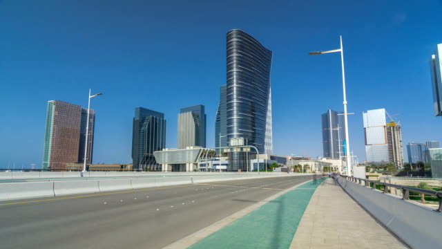 Edificios-modernos-en-Abu-Dhabi-horizonte-timelapse-hyperlapse-con-frente-al-mar