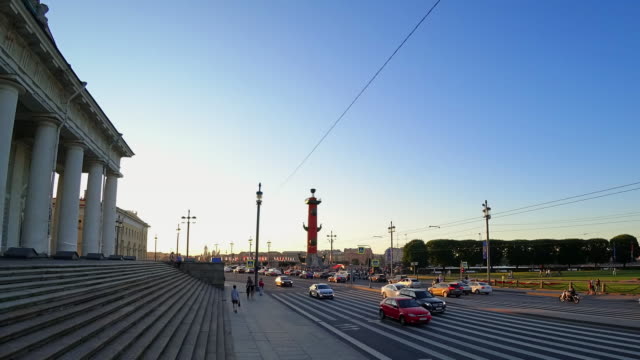 Lapso-de-tiempo-de-un-transporte-de-tráfico-moviéndose-en-la-antigua-bolsa-de-San-Petersburgo-y-columnas-rostrales-en-San-Petersburgo