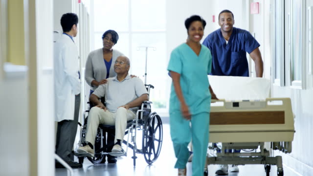 Hombre-afroamericano-discapacitado-en-silla-de-ruedas-y-esposa