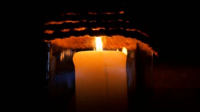 Kerze-in-einem-Restaurant-auf-einem-schwarzen-Hintergrund-in-eine-Kerze.