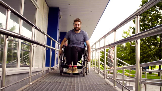 Un-hombre-discapacitado-en-silla-de-ruedas-del-montar-a-caballo-por-la-pendiente