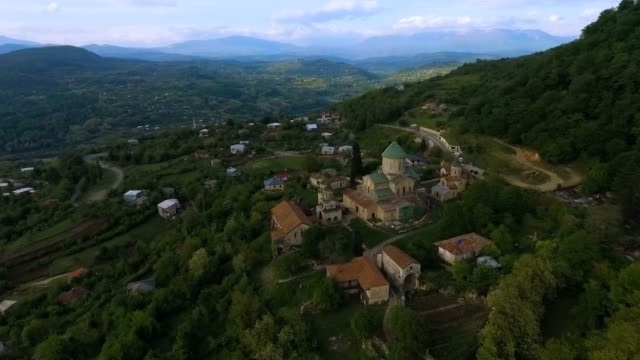 Caucasus-grüne-Hügel-mit-berühmten-antiken-Bagrati-Kathedrale,-Kutaisi-Sightseeing