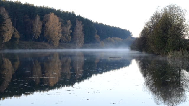 Nebel-steigt-über-dem-Wasser-von-einem-Waldsee.-Morgen.-Herbst