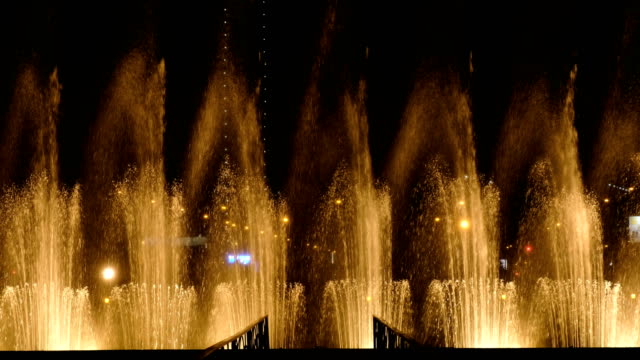Erstaunlich,-tanzende-Fontänen-und-plätschert-Wasser-in-der-Nacht-in-der-Stadt---Lichter,-Farben-und-Musik-Nacht-zeigen