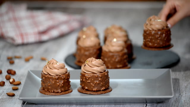 Kuchen-mit-Karamell-und-Nüsse-in-Französisch.-Luxus-Dessert-mit-Schokoladenglasur-überzogen.