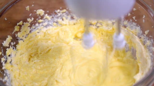 Añadir-huevos-a-la-masa.-Hacer-la-torta-en-la-cocina.