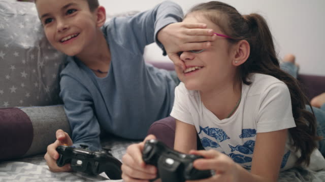 Niños-jugando-juegos-de-video.-Hermano-hermana-ojos-cerca.-Los-niños-divertirse-juntos