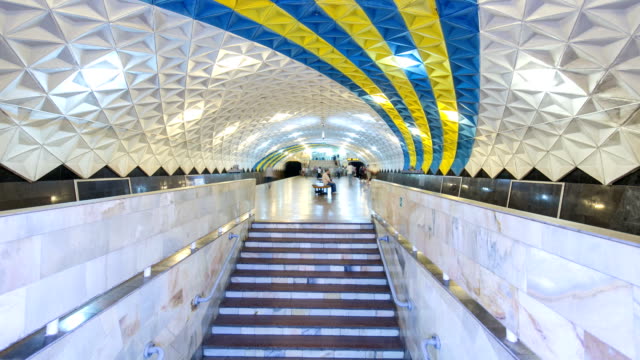 Un-tren-subterráneo-saliendo-de-la-estación-de-metro-de-Sportivna-en-Kholodnogorska-línea-de-Kharkiv-metro-timelapse-hyperlapse