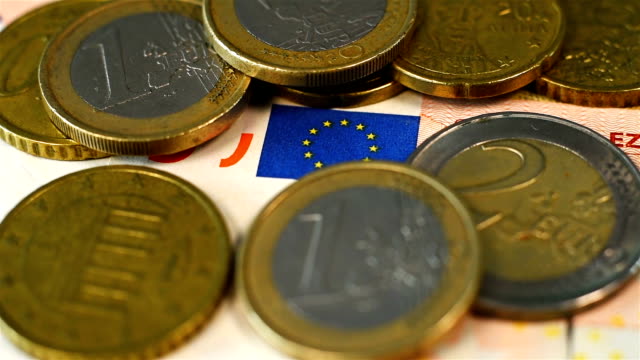50-Euro-Bill-y-muchas-monedas