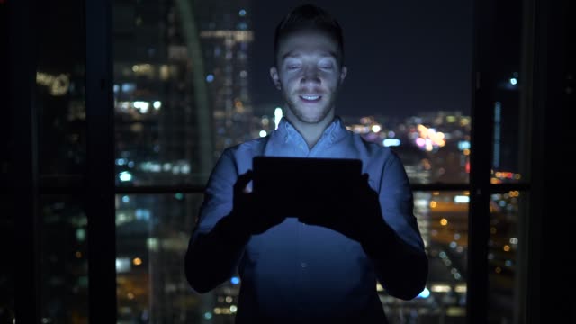 Hombre-caucásico-usando-tableta-digital-para-Internet-y-comunicaciones-con-fondo-de-paisaje-urbano