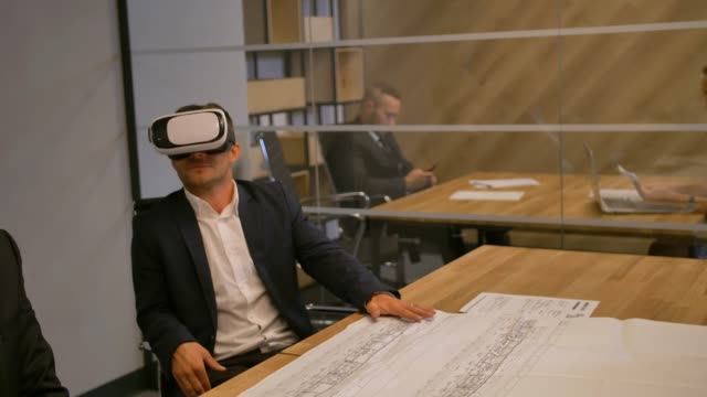 Businessman-und-seine-Kollegen-arbeiten-mit-modernen-futuristischen-virtuellen-Layout-Home-Future-Technologie-Konzept-und-Zeichnung