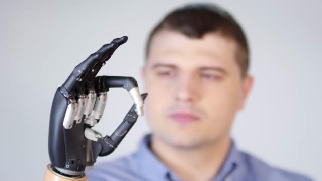 Mann-mit-Robotik-Prothesen-Hand