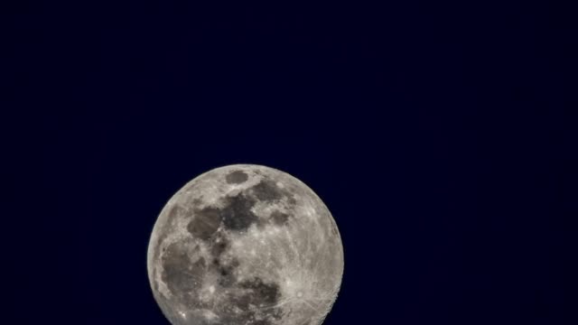 Luna-llena-moviéndose-lentamente-a-través-del-marco-24-FPS