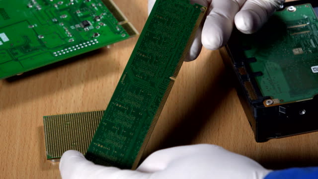 manos-examinando-el-módulo-de-memoria-RAM-del-ordenador.-Diagnósticos-informáticos