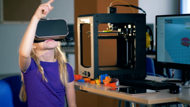 Grundschule-Mädchen-mit-Virtual-Reality-Brille-erforscht-3D-virtuelle-Realität-in-der-Schulklasse.