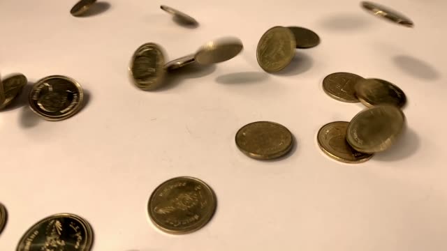 Münzen-im-Sturz-in-Zeitlupe.