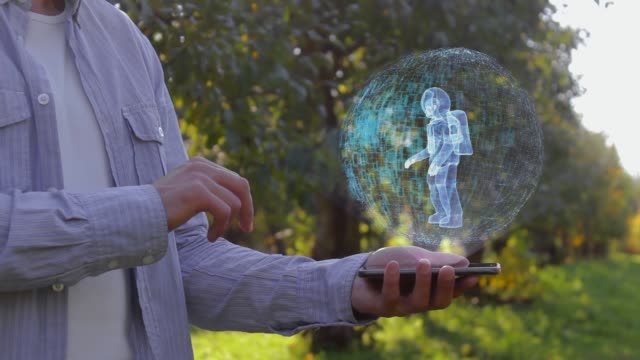 Man-zeigt-Hologramm-mit-Astronaut