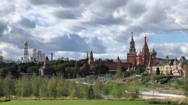 Moscú-Kremlin-vista-desde-el-nuevo-parque-central-en-Moscú-"Zaryadye"