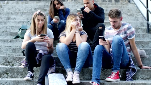 Una-chica-se-siente-completamente-sola,-ignorada-por-sus-amigos-obsesionados-con-sus-smartphones