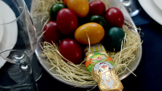 Mesa-festiva-de-Pascua-con-conejo-y-huevos-decoración