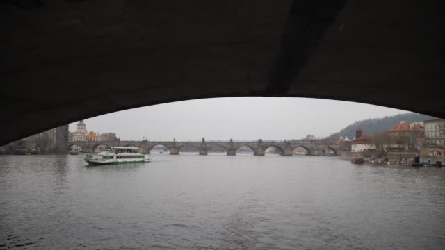 Fluss-in-Prag.-Schwimmen-unter-der-Brücke-auf-dem-Wasser.-4K-Slow-Mo