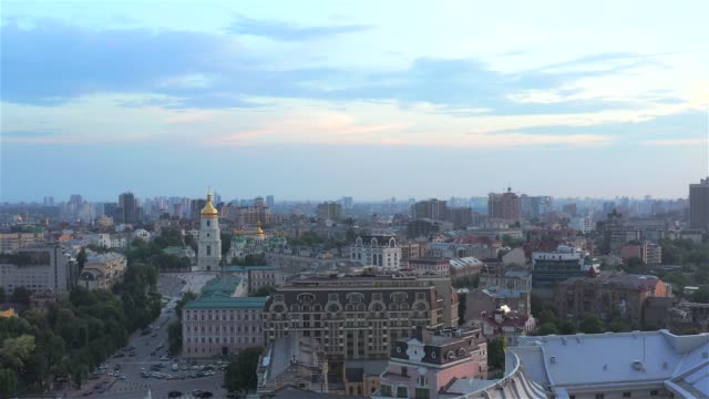 Vuelo-al-atardecer-sobre-la-Catedral-de-Santa-Sofía,-Kiev,-Ucrania