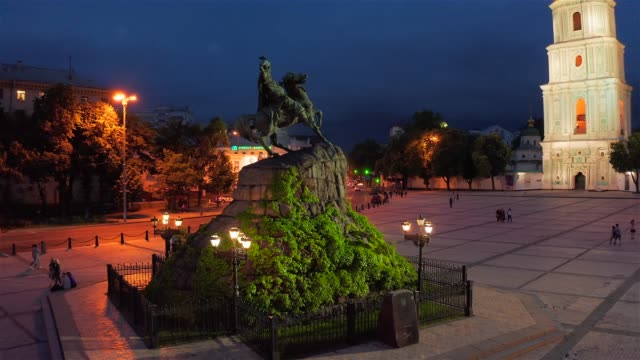 Night-flight-around-the-monument-to-Bogdan-Khmelnitsky-in-Kiev
