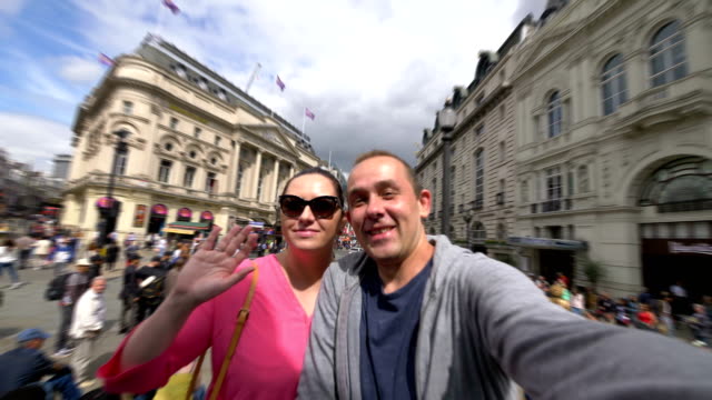 Pareja-tomando-selfie-en-Londres-en-4k-cámara-lenta-60fps