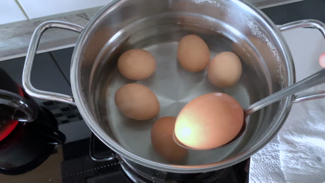 Gekochte-Eier-in-der-Pfanne