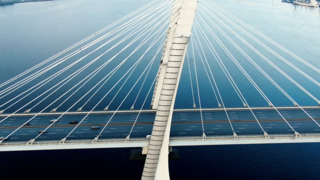 Flycam-bewegt-sich-über-moderne-Pylonen-der-langen-Kabelbrücke