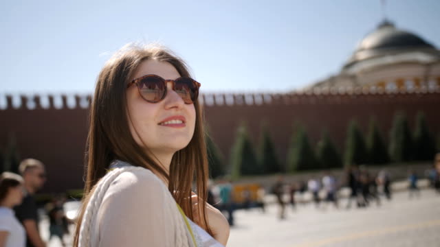 Tourist-Mädchen-zu-Fuß-auf-dem-roten-Platz-in-Moskau.