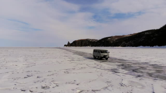 Auto-fahren-auf-gefrorenem-See.