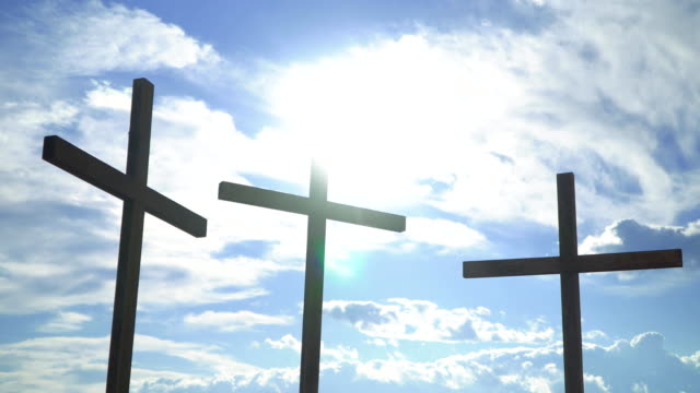 Tres-cruces-contra-el-sol.-Símbolos-cristianos-y-católicos.