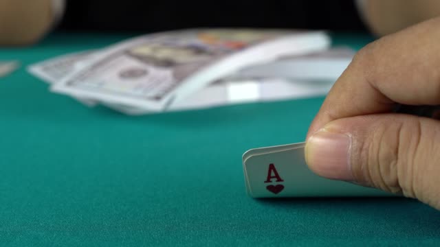 Nahaufnahme-Videoaufnahmen-von-Gamblers-sind-Karten-in-ihren-Händen-vor-wetten.gute-Kartenkombination,-ein-Paar-Asse