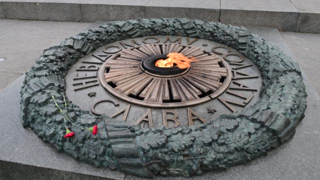 Flamme-am-Denkmal-des-unbekannten-Soldaten-Kiew-Ukraine-Video