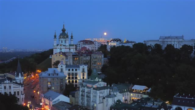 Vista-aérea-de-la-Iglesia-de-San-Andrés,-Ministerio-de-Relaciones-Exteriores,-Catedral-de-San-Miguel-por-la-noche-con-luna-llena