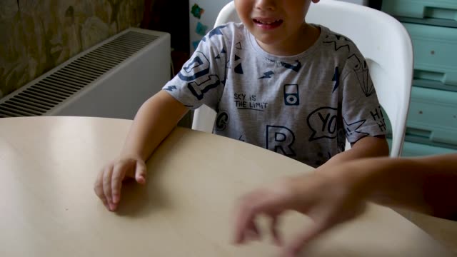 autistischen-Jungen-frech-beim-Zusammenbau-eines-puzzle_close