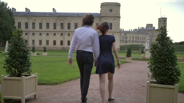 Una-joven-pareja-camina-por-el-parque