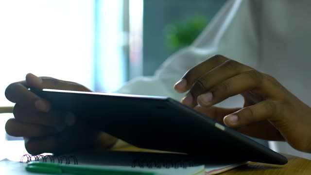 Schülerhandtypisierung-auf-Tablet,-innovative-Ausbildung-mit-Computertechnologien