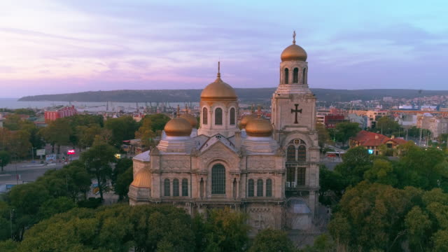 Amanecer-de-Varna,-vista-aérea-de-la-Catedral-de-la-Asunción.-Hermosa-ciudad-en-el-verano.