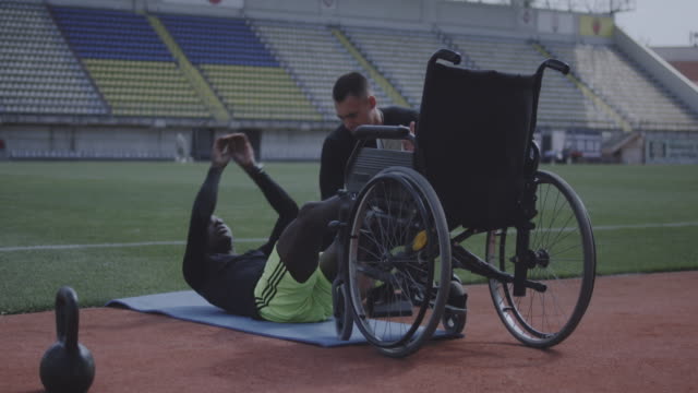 Atleta-discapacitado-haciendo-situps