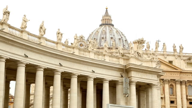 Famosa-columnata-de-la-Basílica-de-San-Pedro-en-el-Vaticano