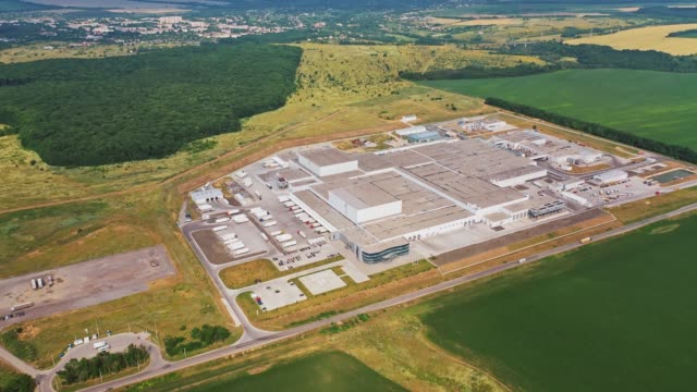 Aerial-shot-of-large-industrial-complex,-factory,-building