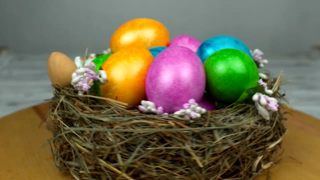 Das-Symbol-der-Ostern-gefärbt-und-bemaltfarbige-Eier-sind-im-Nest,-Konzept-der-Auferstehung-Sonntag-oder-christliche-Sand-Pascha