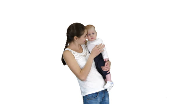 Glückliche-Mutter-und-niedliche-Kind-Baby-Sohn-winken-Hände-sagen-hallo-zur-Kamera-auf-weißem-Hintergrund