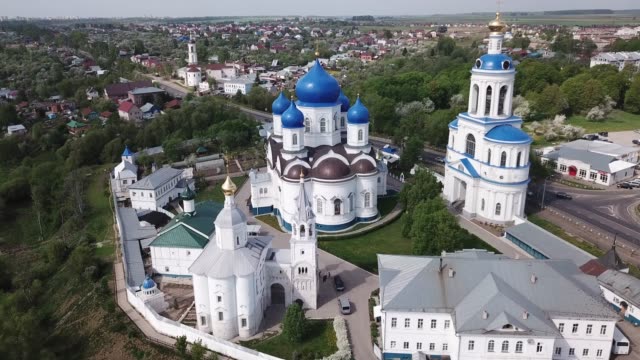 Landschaft-mit-Blick-auf-das-orthodoxe-Kloster-im-Dorf-Bogolyubovo