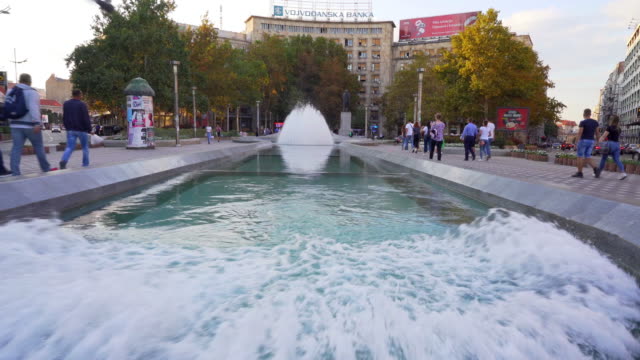 Nikola-Pasic-square-y-la-icónica-fuente-en-el-corazón-de-Belgrado