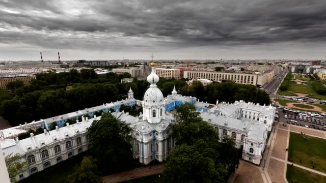Timelapse-cielo-dramático,-vista-de-la-ciudad-de-San-Petersburgo-desde-la-Catedral-de-Smolny